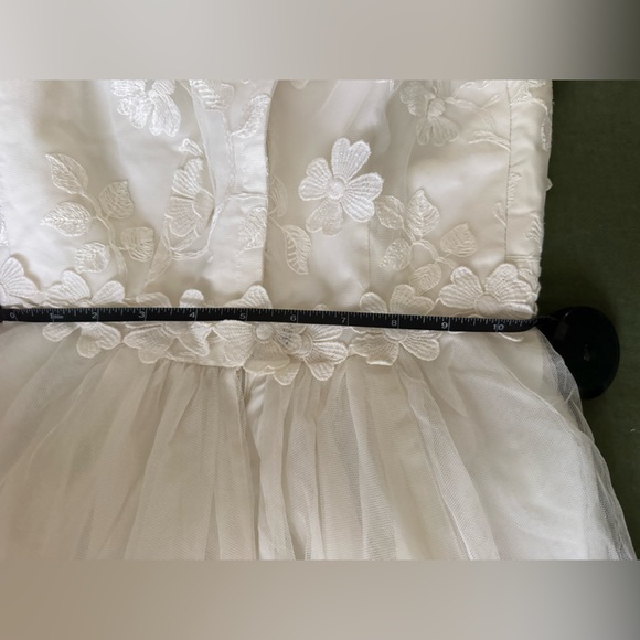 Vintage Ivory Floral Appliqué Wedding Dress - Picture 8 of 10